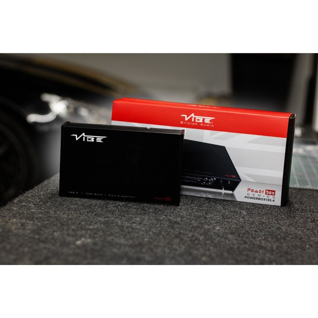 VIBE POWERBOX135.4 + PTAK-092 | Plug & Play Versterkerset | Honda/Suzuki - Sweetlake Customs