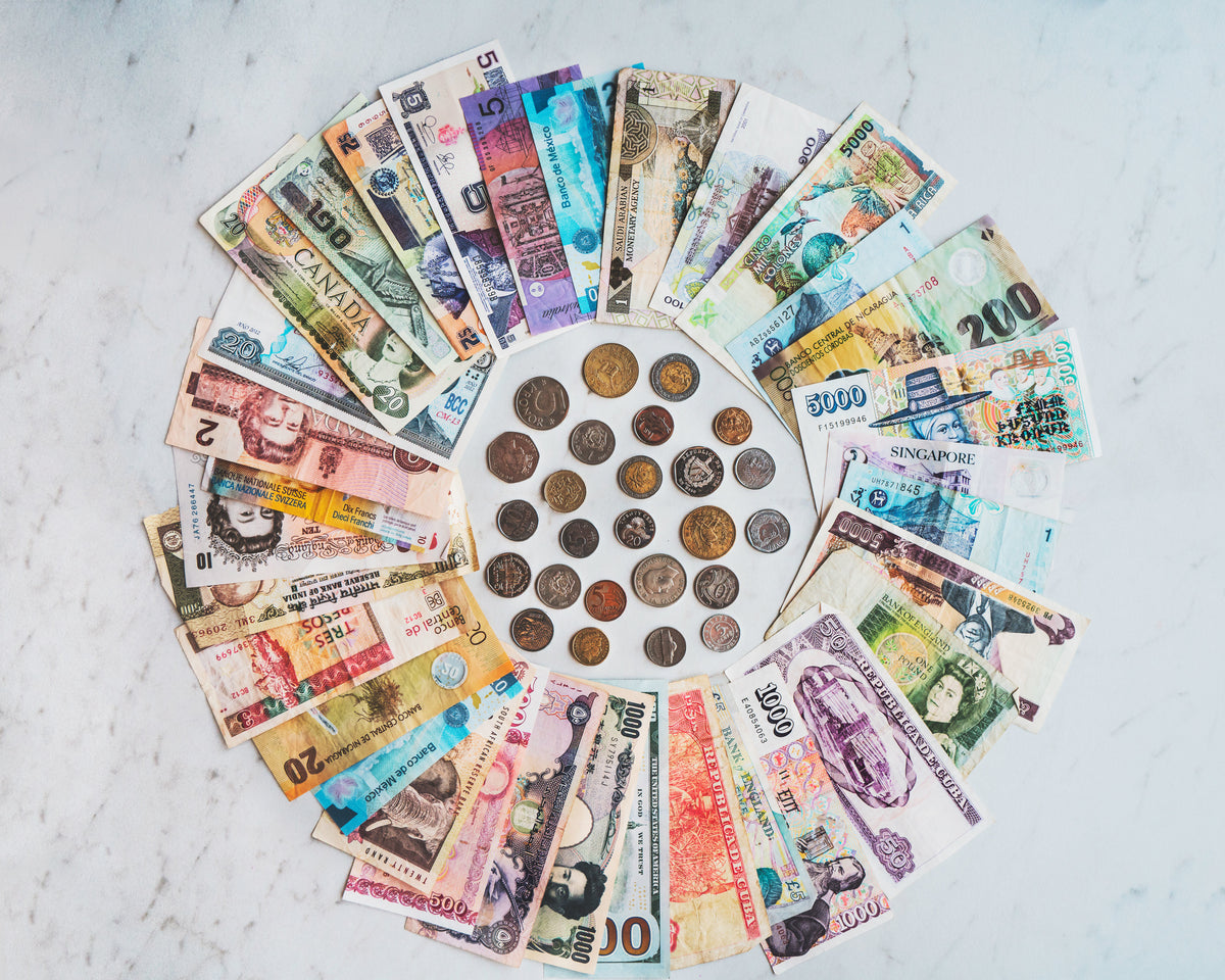 Bankbiljetten en munten in een cirkel, symbool voor een vrijblijvende offerte