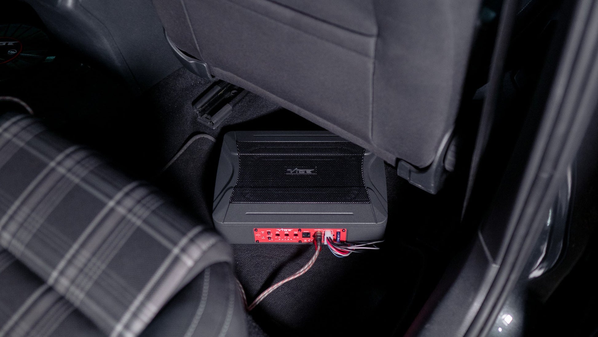 PULSEC8A - V4 | Slimline Underseat Subwoofer | 80 Watt RMS | met Basregelunit &amp; Gratis Kabelset - Sweetlake Customs