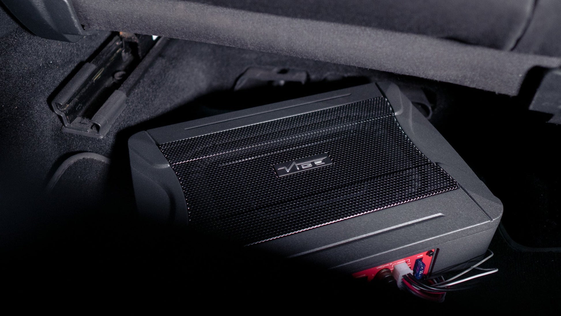 PULSEC8A - V4 | Slimline Underseat Subwoofer | 80 Watt RMS | met Basregelunit &amp; Gratis Kabelset - Sweetlake Customs