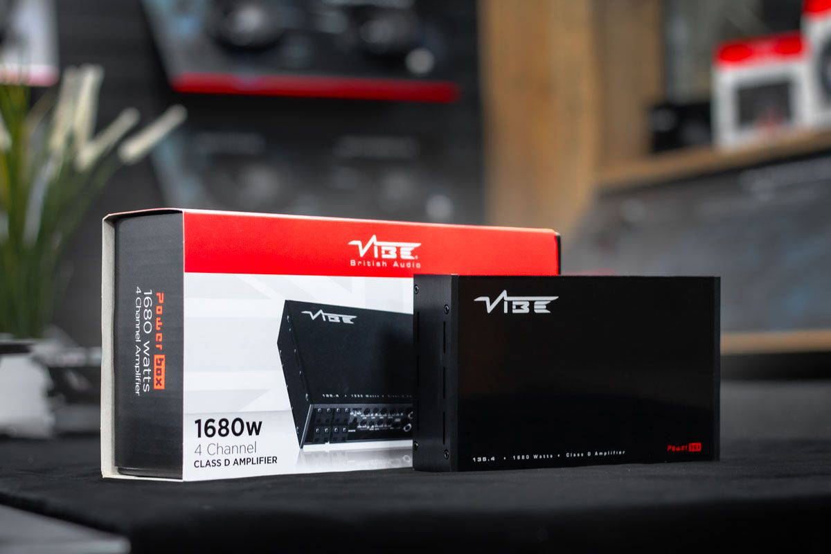 VIBE POWERBOX135.4 + PTAK-086 | Plug & Play Versterkerset | Chrysler/Dodge/Jeep - Sweetlake Customs